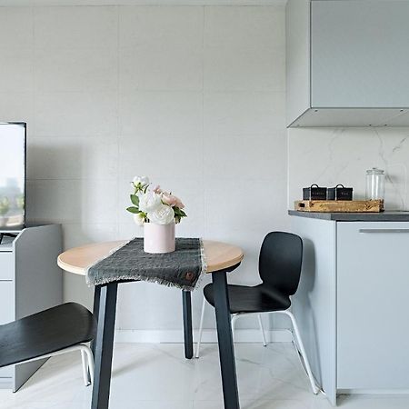 White Studio Next To Polin Polish Jews Musem وارسو المظهر الخارجي الصورة